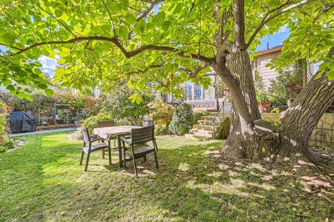 Building Photo - 2-Bedroom in Newlands with Secret Garden & Suite