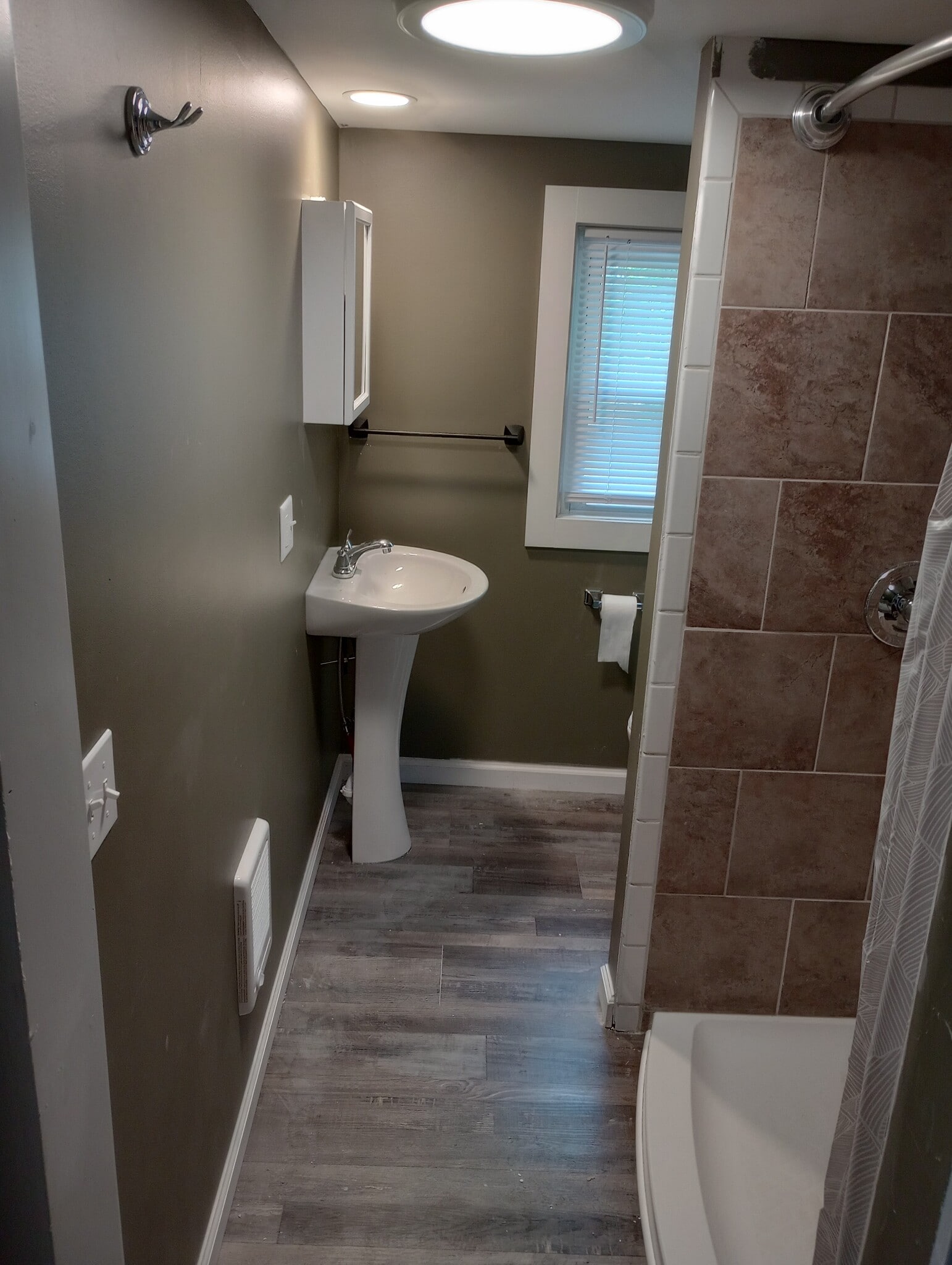 Building Photo - 206 E 8th St