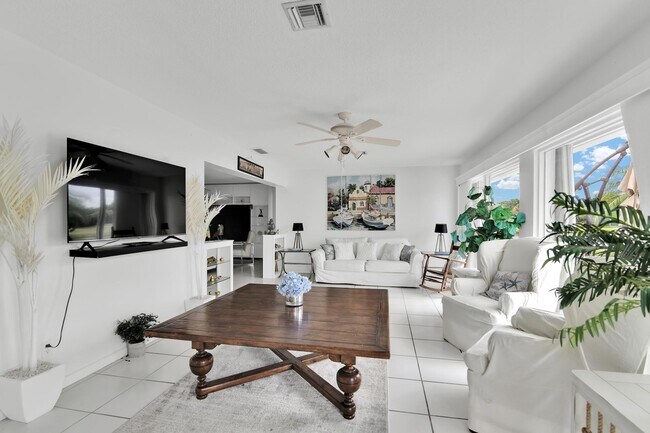Building Photo - 450 French Royale Cir