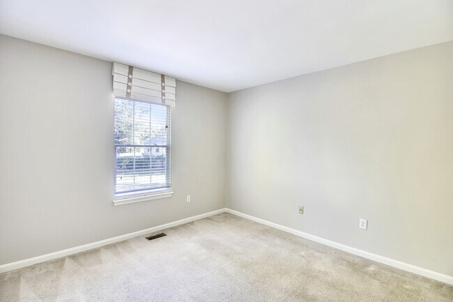 Building Photo - FENCED IN YARD!!!  Beautiful 4/3 UPDATED SF Home in Gaithersburg