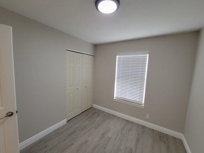 Building Photo - 810 Springvale Dr