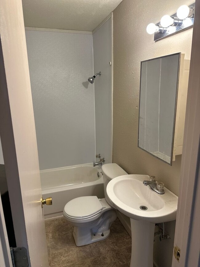 Building Photo - 2 Bedroom, 1 Bathroom Home with large backyard, near Downtown Springdale