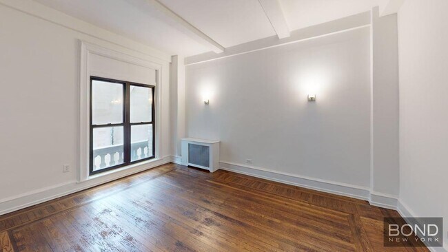 Building Photo - 140 W 55th St