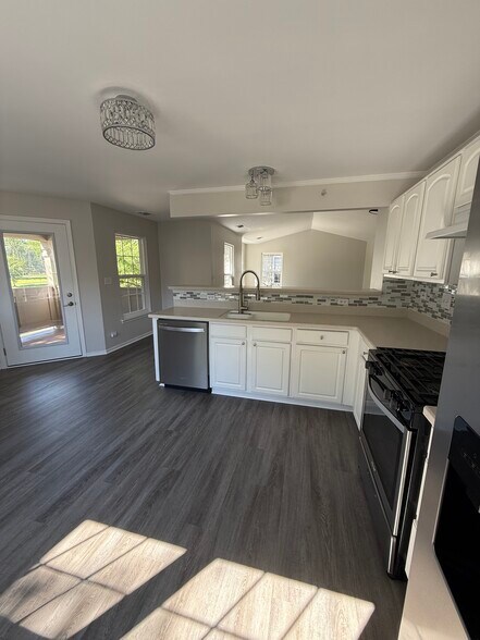 Building Photo - 2276 Vanderbilt Dr