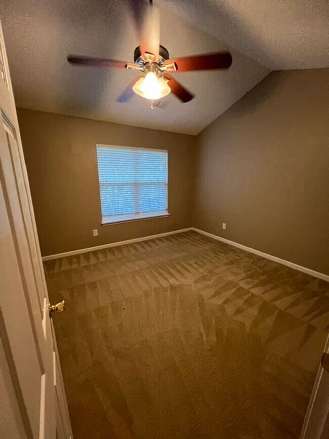 Building Photo - 2 Bedroom Townhome for Rent!