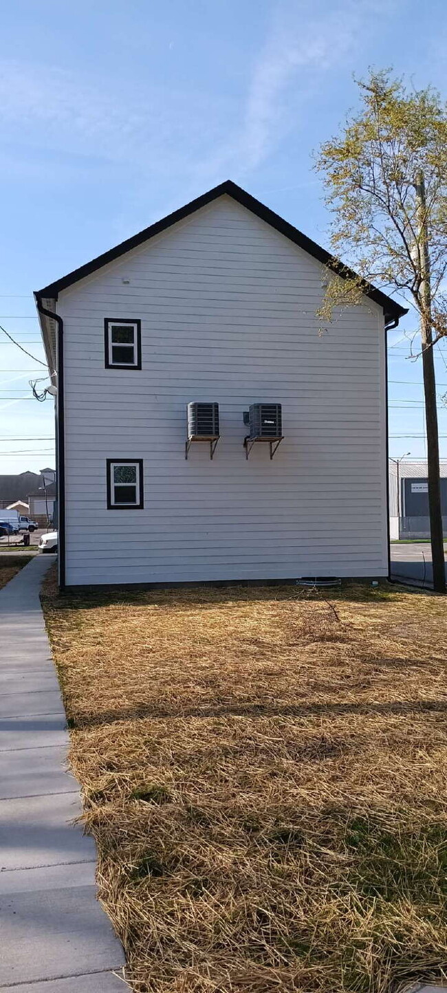 Building Photo - 1240 W 18th St