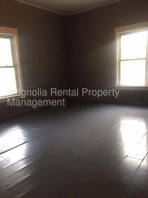 Building Photo - "Charming 2-Bedroom Gem in Greenville – Your Perfect Cozy Retreat!"