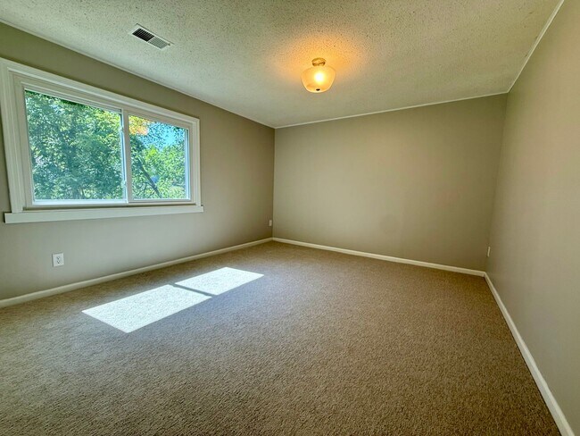 Building Photo - Remodeled 5BR/2BA Walkout Rambler Near Fish Lake Available Now! Lawn care Included!