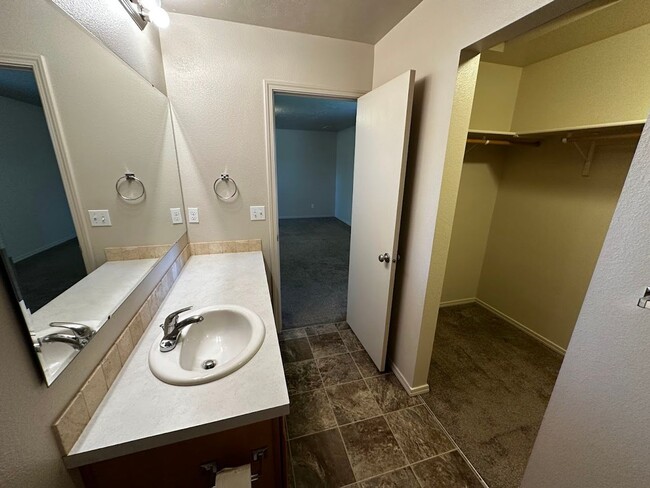 Building Photo - Ready for Move In - Cedar Creek Spacious L...