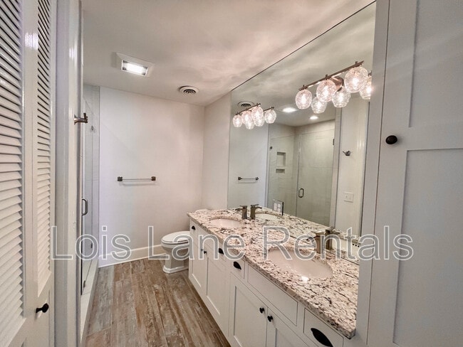 Building Photo - 3 1/2 Saint Michaels Alley