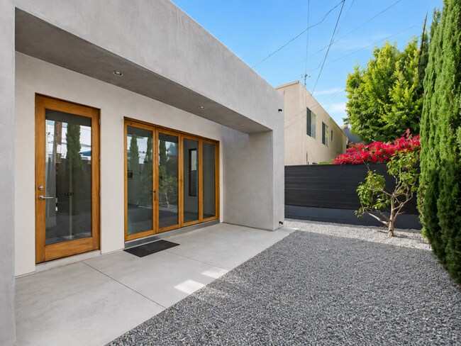 Building Photo - Contemporary Luxury Living in the Heart of La Jolla Village