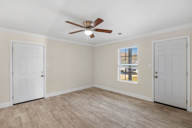 Building Photo - Discover Your Dream Apartment: Renovated 3-Bedroom, 2-Bath Apartment