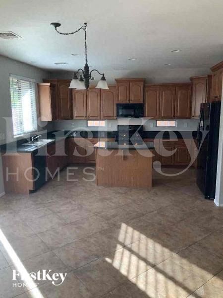 Building Photo - 18021 W Sunnyslope Ln