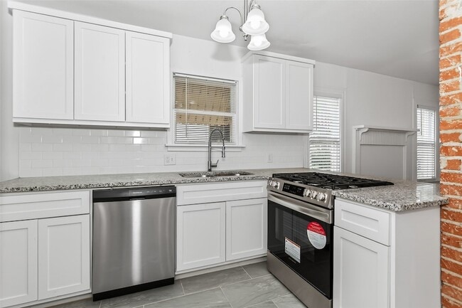 Building Photo - 6112 Llano Ave