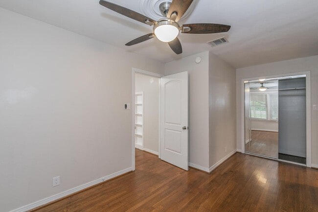 Building Photo - Recently updated 2-bedroom duplex in the desirable Ridglea area.