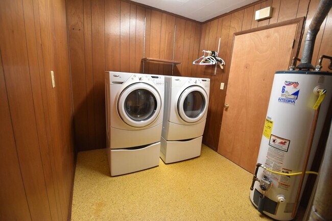 Building Photo - 3 Bedroom 2 Full Bath Home in Greenfield, Fenced Yard