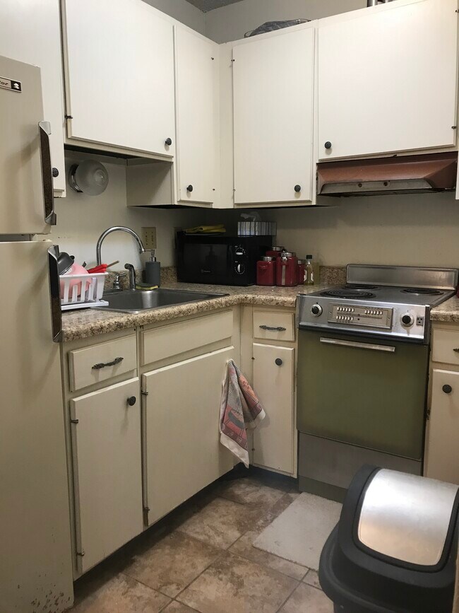 Building Photo - 1015 Oakcrest St