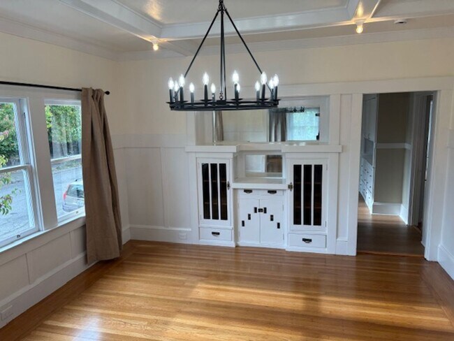 Building Photo - Beautiful Centrally Located Rockridge Craf...