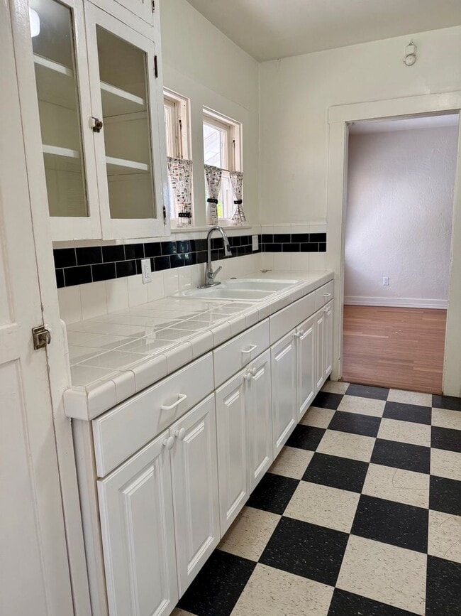 Building Photo - 2219 1/2 D St