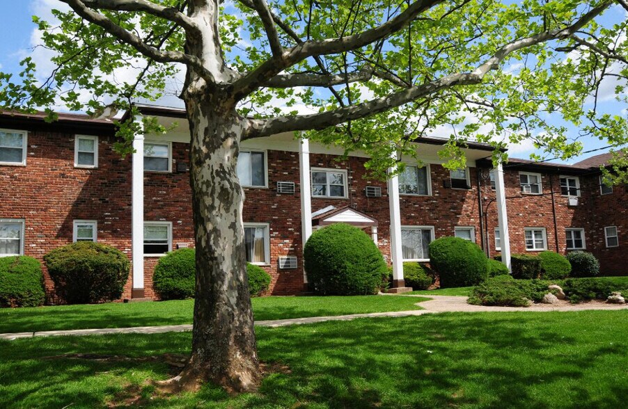 Primary Photo - Hilltop Manor & Estates