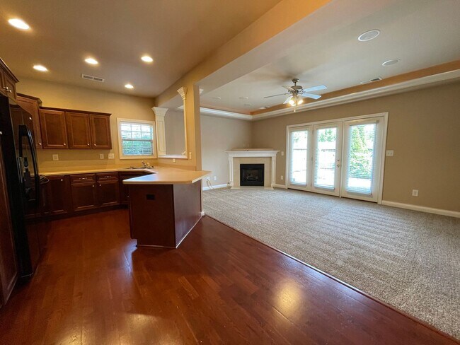 Building Photo - **COMING SOON** NICE 3 BR, 2.5 Bath Townhouse! New Paint & Carpet, Attached Garage, All Electric;