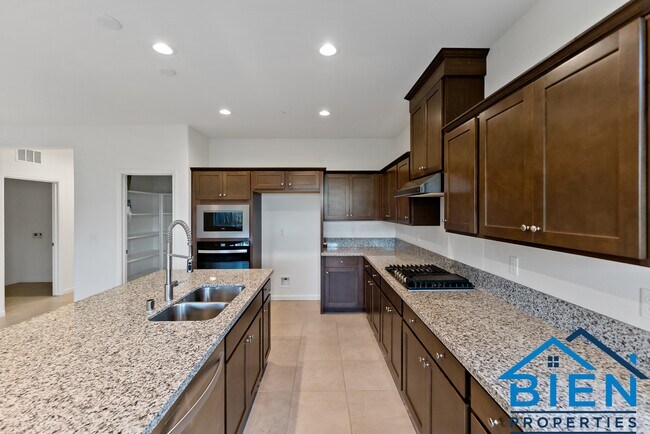 Building Photo - 1227 Las Rosas Ave