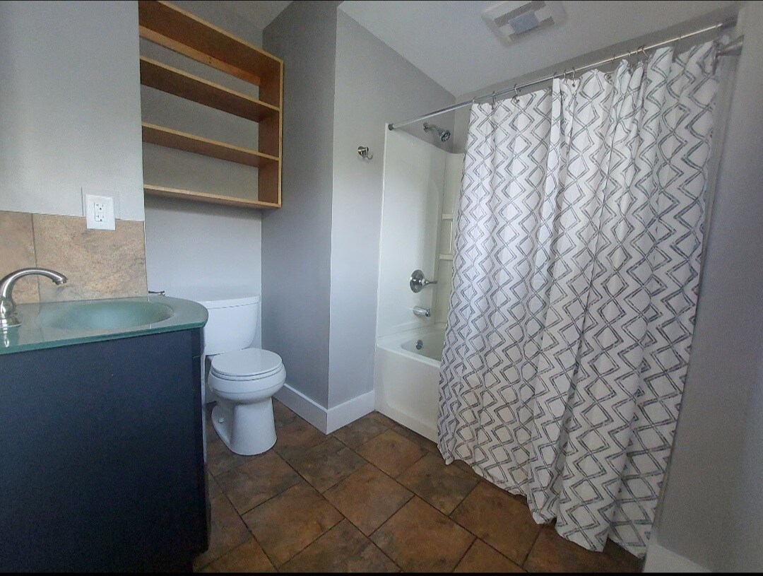 Building Photo - 20 Plante St