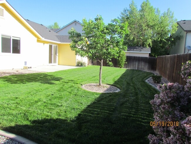 Building Photo - 4 bedroom 2 bath + Bonus Room home and nei...