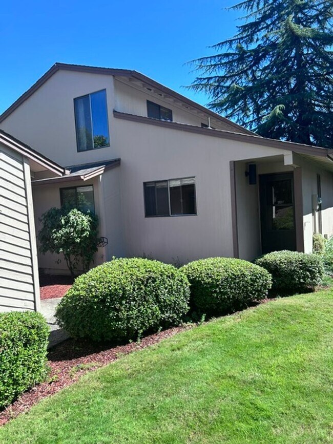 Building Photo - Groovy Townhouse-55+ in Hazel Dell