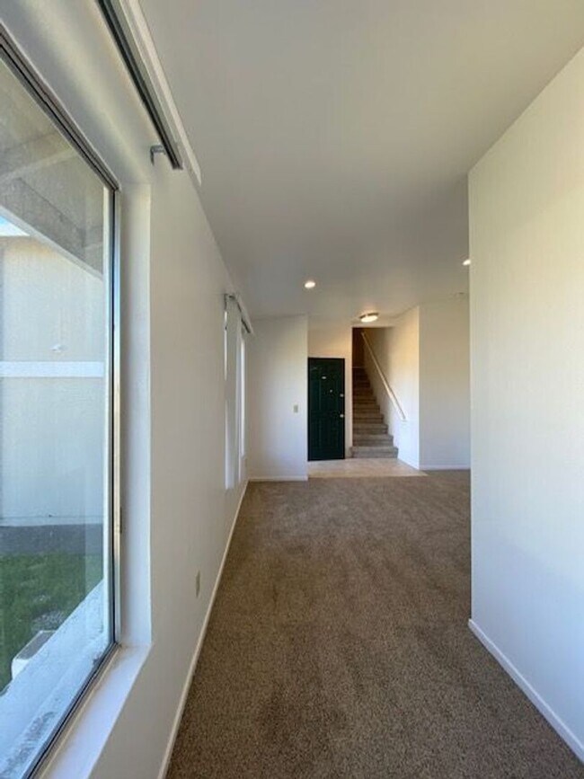 Building Photo - Spacious 5 Bed/4 Bath~