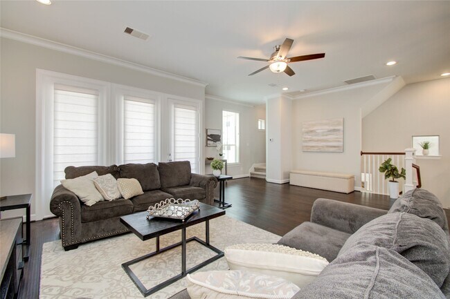 Building Photo - 2015 Royal Landing Dr