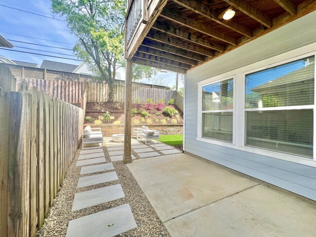 Building Photo - LUXURY TOWNHOME near Southend