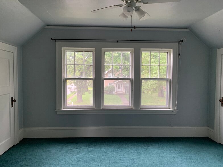 Living room - 621 State St N