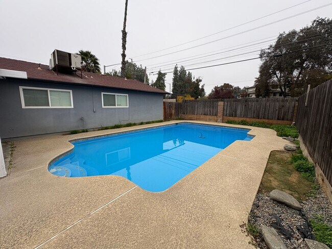 Building Photo - SW Visalia Home with Pool Available Now!