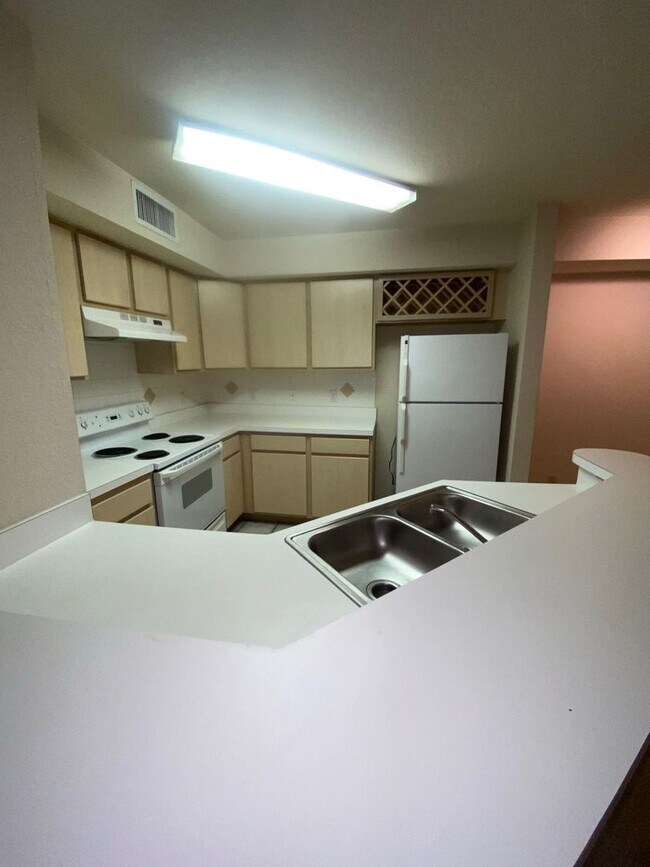 Building Photo - Stylish 1 Bed + Den Condo in Bona Vista | ...