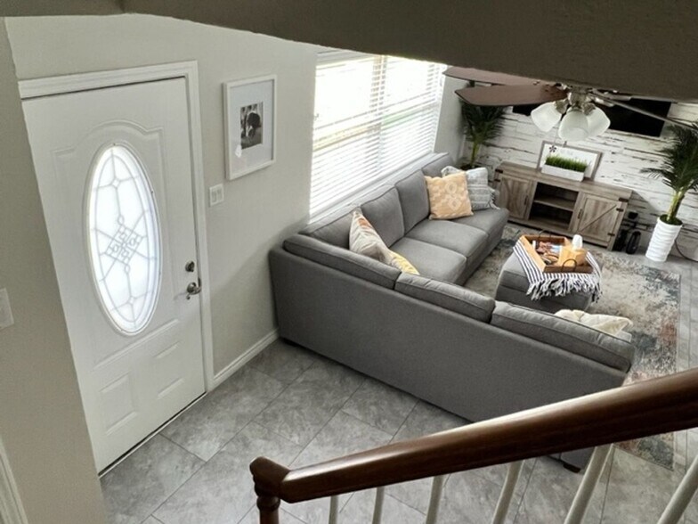 Building Photo - 127 E Silver Sands Dr