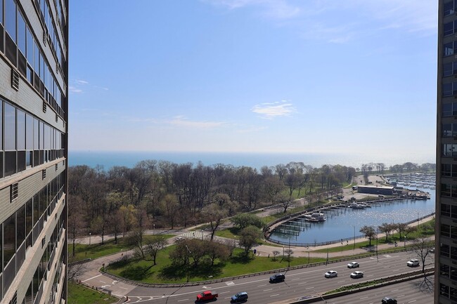 Building Photo - 3550 N Lake Shore Dr
