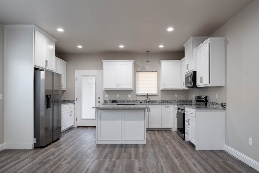 Building Photo - 405 38th St