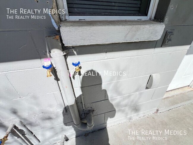 Building Photo - 1118 Tuskegee St