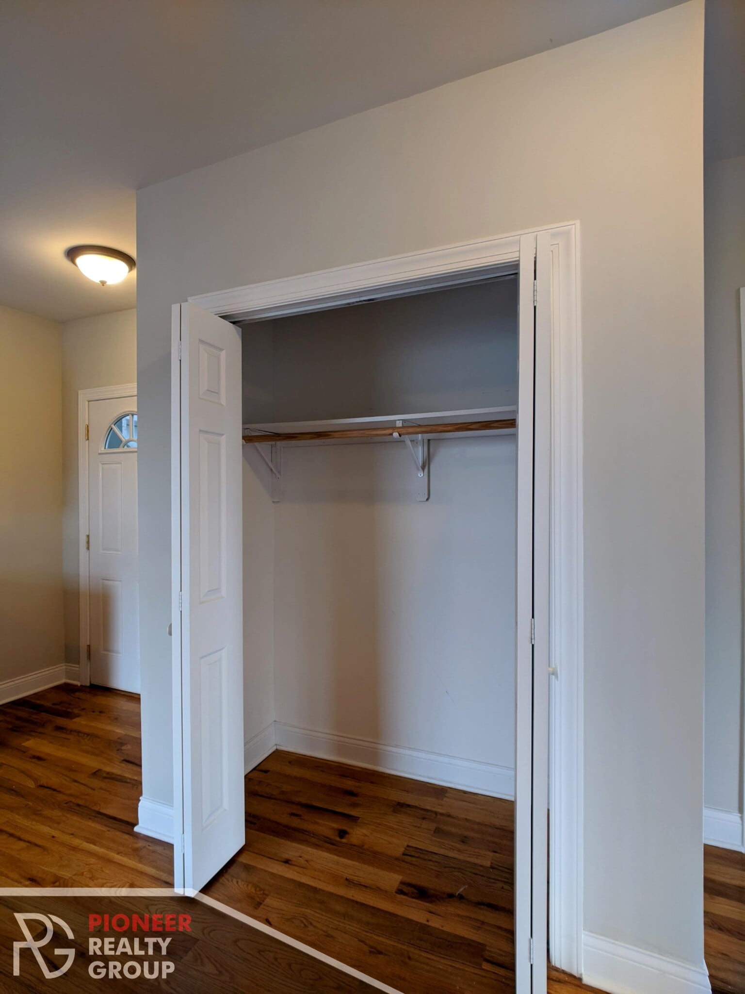 Building Photo - 953 W Cornelia Ave