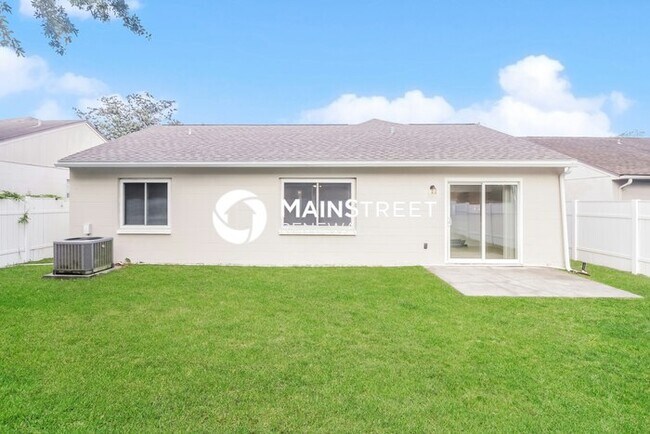 Building Photo - 3 Bedroom Pet-Friendly Home in Tampa, FL with Main Street Renewal