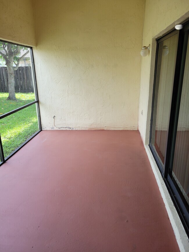 Building Photo - 5881 Chester Ln