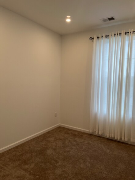 Building Photo - 405 Spirit Wy