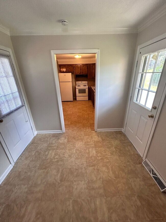 Building Photo - 480 Willowspring Ln