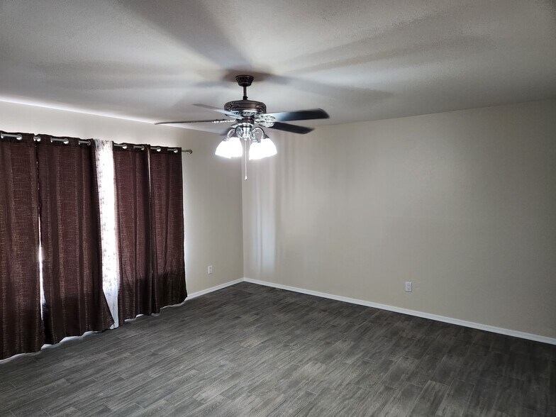 Building Photo - 8207 E Mitchell Dr