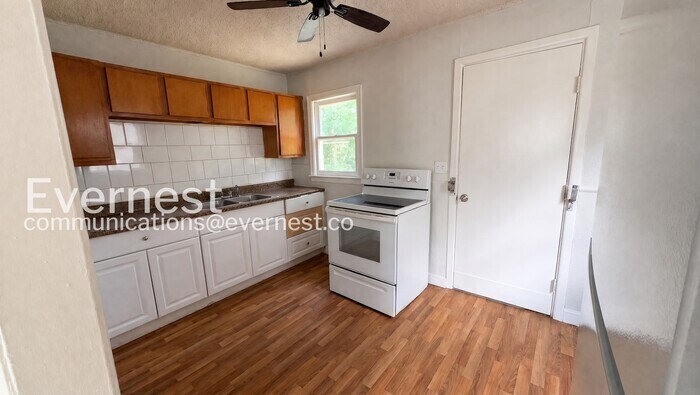 Building Photo - 2833 Van Brunt Blvd