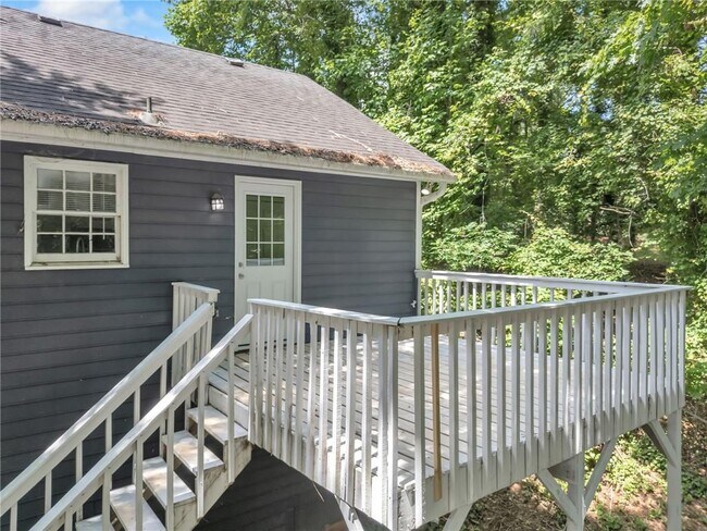 Building Photo - 608 Wood Ridge Dr