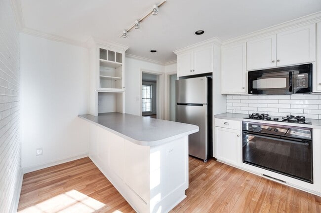 Building Photo - Fantastic renovated 5BE/4BA family home on beautiful oversized private Lot in the heart of Belle ...