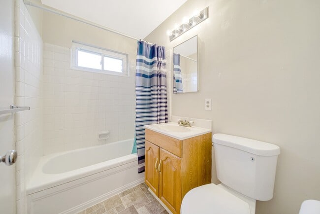 Building Photo - East Palo Alto Duplex for Rent - $3,000/mo