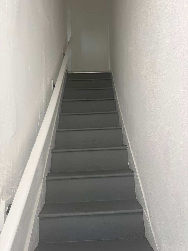 Building Photo - 219 E Mulberry St